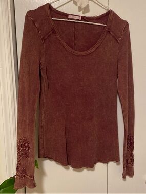 T Party Fashion Ribbed Long-Sleeve Scoop Neck Top in Rust